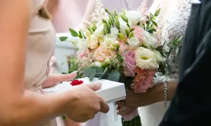 Ile dają chrzestni na wesele? Kwoty, savoir-vivre i alternatywy