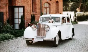 Auto do ślubu: Ile kosztuje? Uniknij ukrytych opłat i oszczędź!
