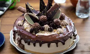 Jak ozdobić tort domowym sposobem? Proste triki dla każdego!