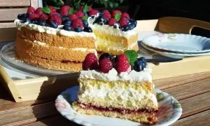 Prosty tort urodzinowy: przepis, który zawsze wychodzi!