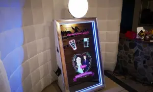 Fotolustro czy fotobudka? Wybierz idealną atrakcję na imprezę!