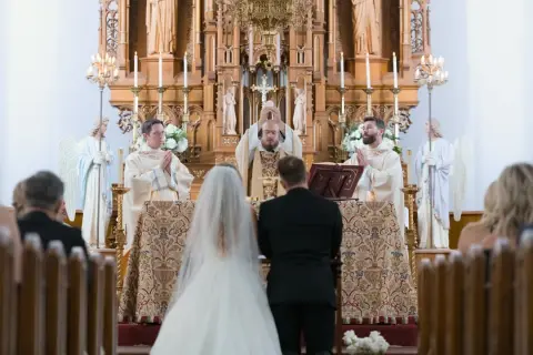 Ślub kościelny bez bierzmowania? Poznaj zasady i możliwe rozwiązania.