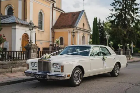 Samochód na ślub: Klasyka, luksus, retro? Wybierz swoje auto marzeń