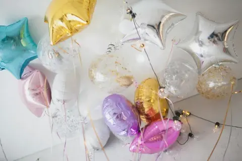 Gdzie napełnić balony helem? Poradnik: miejsca, ceny, wskazówki