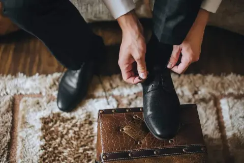 Idealne buty ślubne męskie: Fasony, kolory, komfort. Porady eksperta