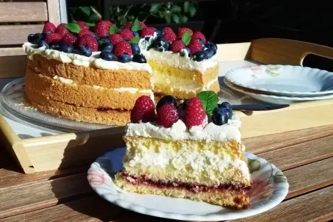 Prosty tort urodzinowy: przepis, który zawsze wychodzi!