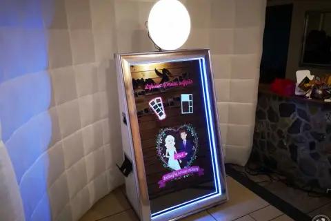 Fotolustro czy fotobudka? Wybierz idealną atrakcję na imprezę!