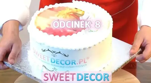 Kiedy położyć opłatek na tort? Idealny czas i triki!
