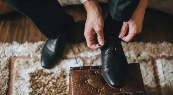 Idealne buty ślubne męskie: Fasony, kolory, komfort. Porady eksperta