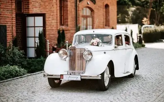 Auto do ślubu: Ile kosztuje? Uniknij ukrytych opłat i oszczędź!
