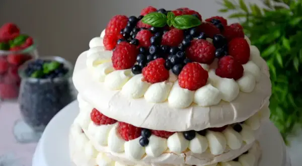 Perfekcyjny tort bezowy? Poznaj tajniki i unikaj błędów!