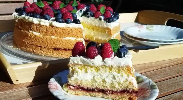 Prosty tort urodzinowy: przepis, który zawsze wychodzi!