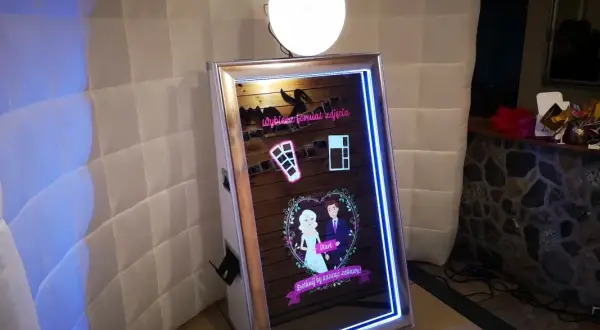 Fotolustro czy fotobudka? Wybierz idealną atrakcję na imprezę!