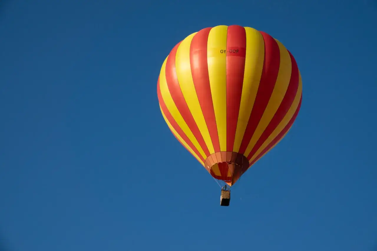 Elementy balonu na gorące powietrze: kosz, palnik, powłoka