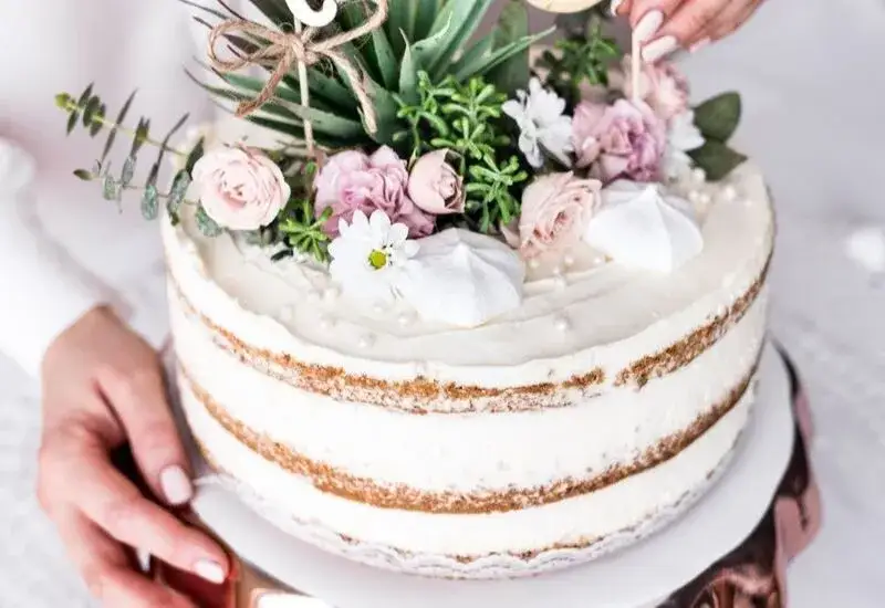 Tort naked cake z kwiatami