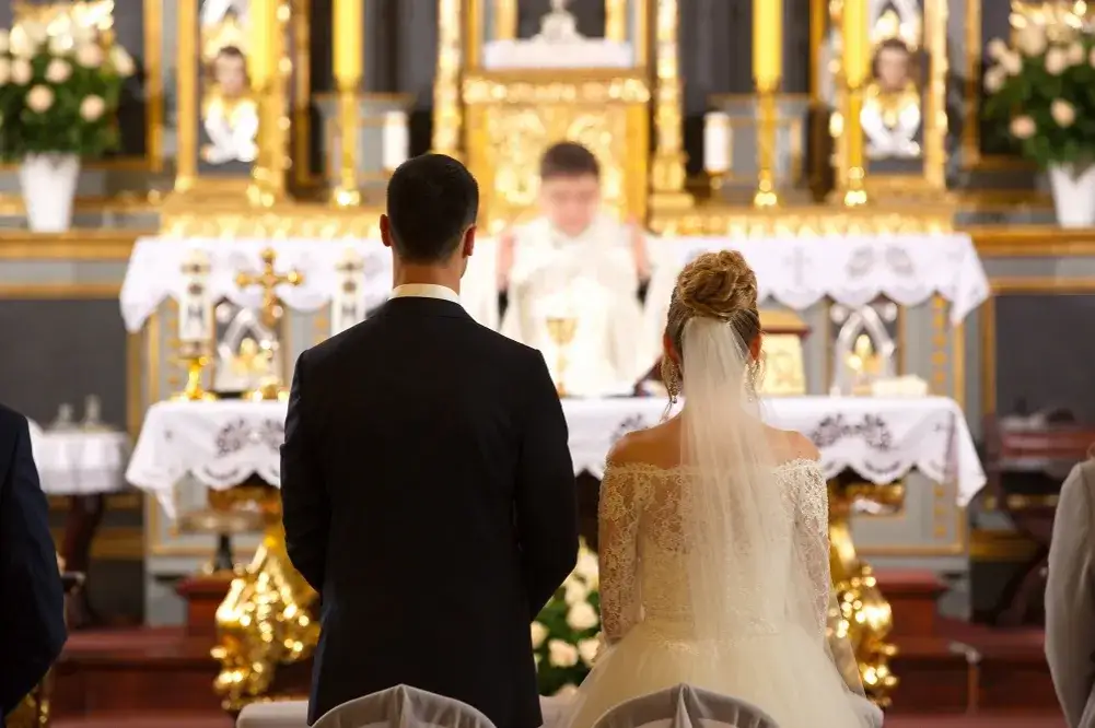 Para załatwiająca formalności ślubne