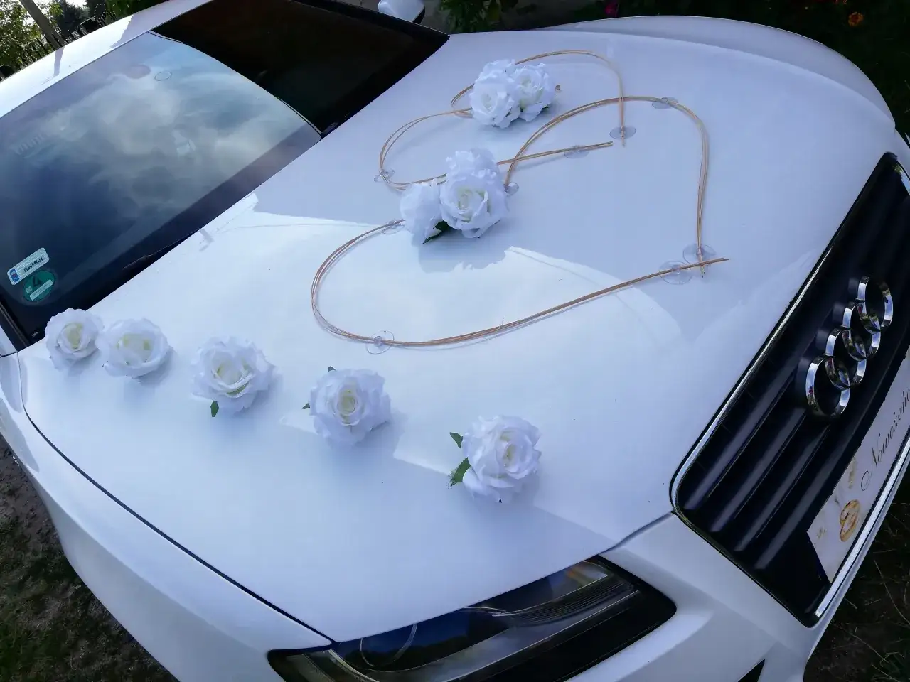 eleganckie dekoracje samochodu ślubnego, minimalistyczne ozdoby auta do ślubu