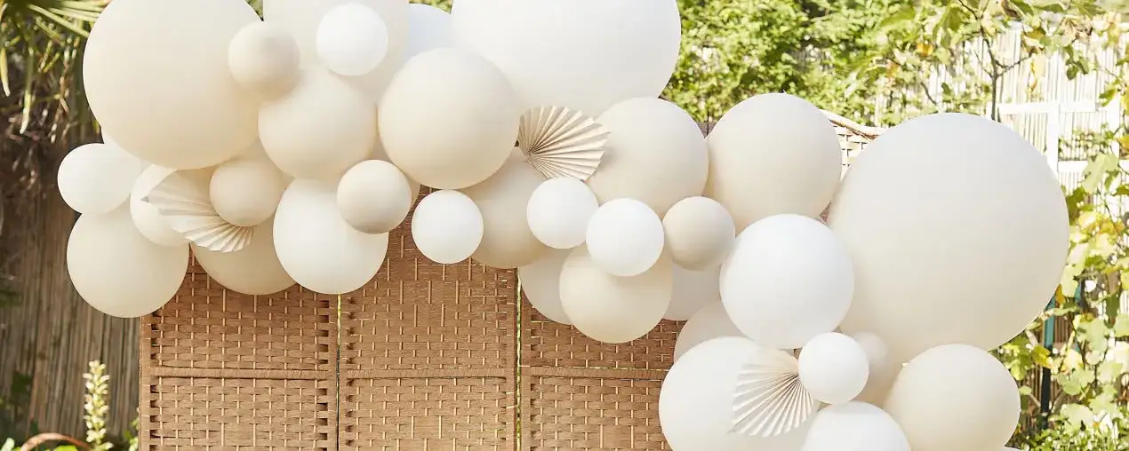 Girlanda balonowa z bliska, różne rozmiary balonów