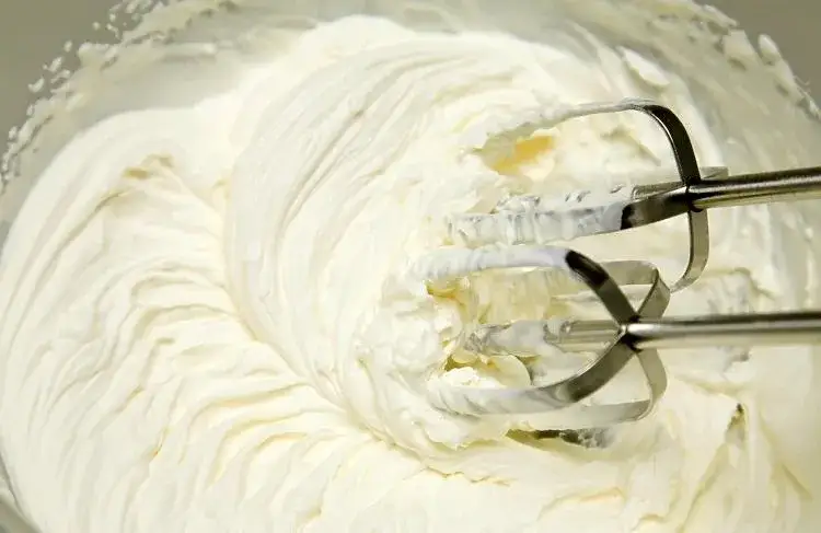 idealnie ubity krem mascarpone śmietanka