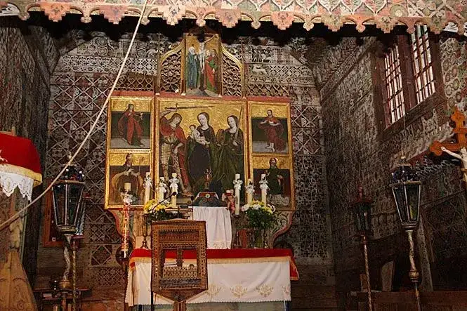 wnętrze kościoła w Dębnie Podhalańskim polichromia