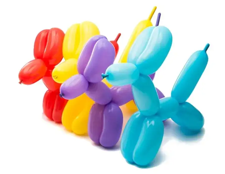 dzieci modelujące balony, balony do modelowania inspiracje