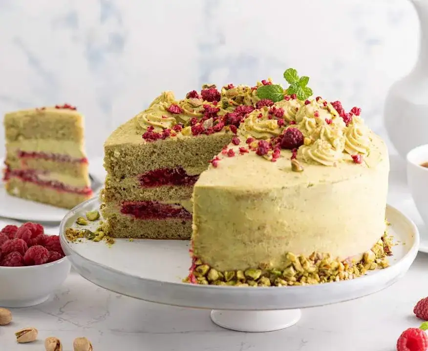 tort z kremem pistacjowym i malinami