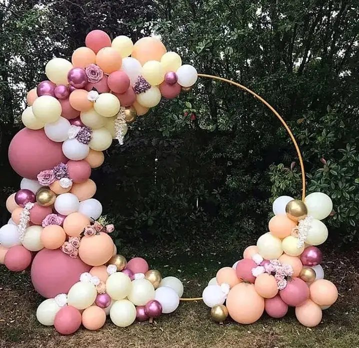 montaż metalowego stelaża na balony