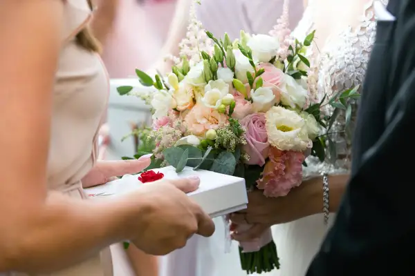 Ile dają chrzestni na wesele? Kwoty, savoir-vivre i alternatywy