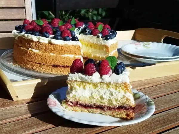 Prosty tort urodzinowy: przepis, który zawsze wychodzi!